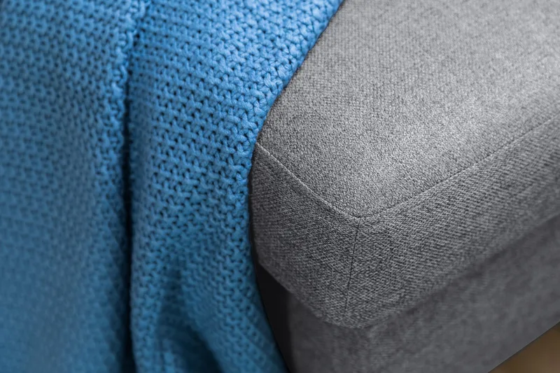 Peppe 4-istuttava Vasenkätinen L-muotoinen Leponojasohva Kankaalla - Vaaleanharmaa - Huonekalut - Sohva - Divaanisohva - 4 istuttava sohva divaanilla