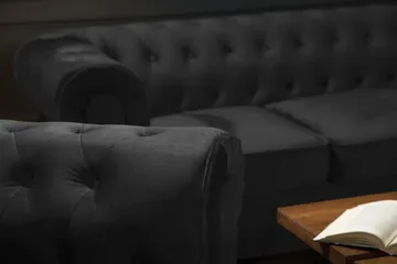 Chesterfield Lyx 3-istuttava samettisohva – Syvä sohva - Musta - Huonekalut - Sohva - Howard-sohvat