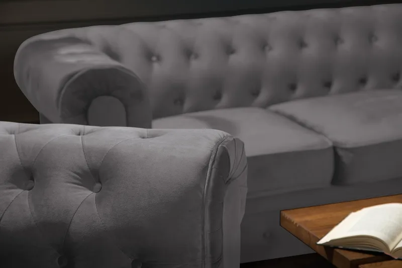 Chesterfield Lyx 3-istuttava samettisohva – Syvä sohva - Tummanharmaa - Huonekalut - Sohva - Howard-sohvat