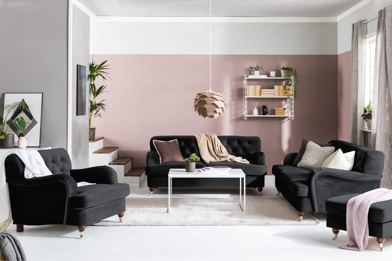 Howard Riviera Sohvaryhmä 3-istuttava + 2-istuttava Sohva + Nojatuoli + Rahi Sametilla - Musta - Huonekalut - Sohva - Sohvaryhmä - Howard-sohvaryhmä