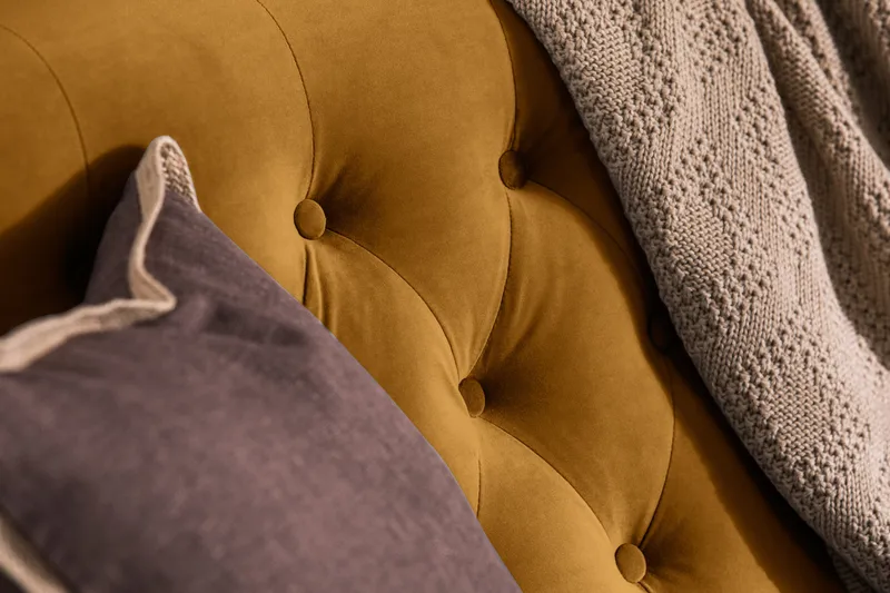 Howard Riviera Sohvaryhmä 3-istuttava + 2-istuttava Sohva + Nojatuoli + Rahi Sametilla - Tummankeltainen - Huonekalut - Sohva - Sohvaryhmä - Howard-sohvaryhmä