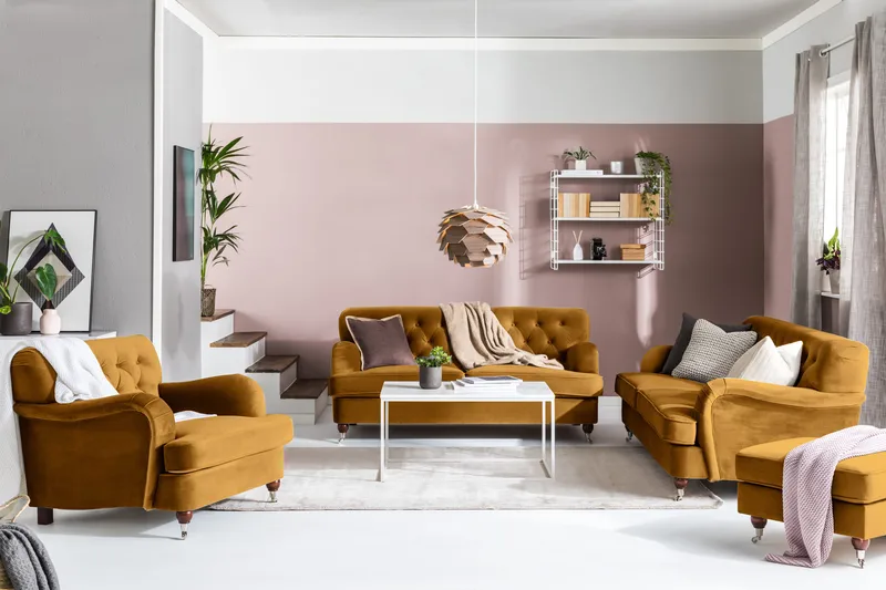 Howard Riviera Sohvaryhmä 3-istuttava + 2-istuttava Sohva + Nojatuoli + Rahi Sametilla - Tummankeltainen - Huonekalut - Sohva - Sohvaryhmä - Howard-sohvaryhmä