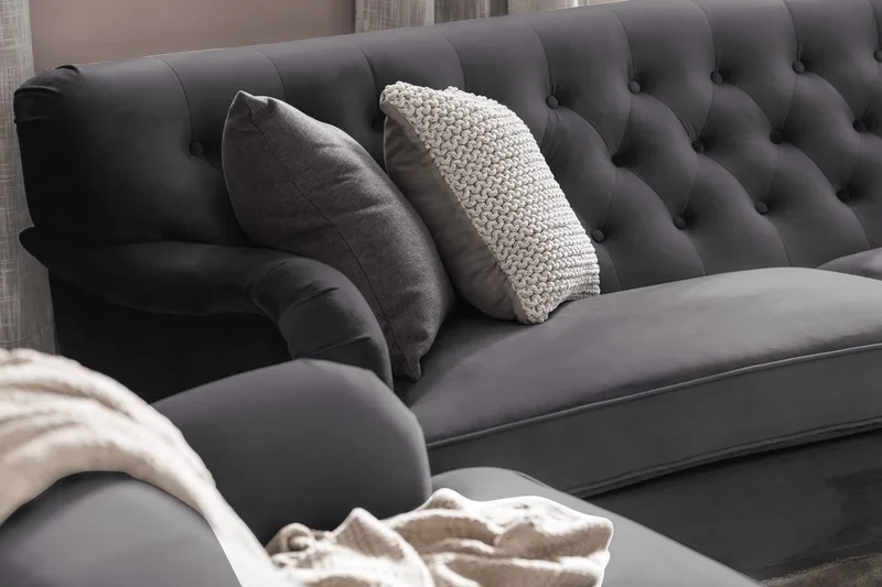 Howard Riviera Sohvaryhmä Kaareva 3-istuttava + 2-istuttava Sohva + Nojatuoli + Rahi Sametilla - Tummanharmaa - Huonekalut - Sohva - Sohvaryhmä - Howard-sohvaryhmä