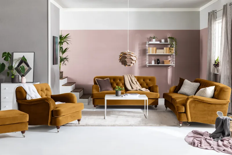 Howard Riviera Sohvaryhmä Kaareva 3-istuttava + 2-istuttava Sohva + Nojatuoli + Rahi Sametilla - Tummankeltainen - Huonekalut - Sohva - Sohvaryhmä - Howard-sohvaryhmä