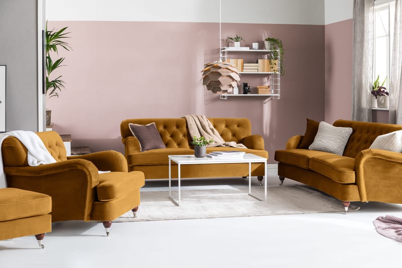 Howard Riviera Sohvaryhmä Kaareva 3-istuttava + 2-istuttava Sohva + Nojatuoli + Rahi Sametilla - Tummankeltainen - Huonekalut - Sohva - Sohvaryhmä - Howard-sohvaryhmä