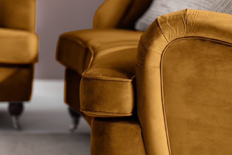 Howard Riviera Sohvaryhmä Kaareva 3-istuttava + 2-istuttava Sohva + Nojatuoli + Rahi Sametilla - Tummankeltainen - Huonekalut - Sohva - Sohvaryhmä - Howard-sohvaryhmä