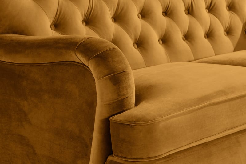 Howard Riviera Sohvaryhmä Kaareva 3-istuttava + 2-istuttava Sohva + Nojatuoli + Rahi Sametilla - Tummankeltainen - Huonekalut - Sohva - Sohvaryhmä - Howard-sohvaryhmä