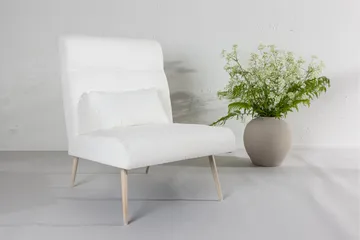 Bloom nojatuoli bouclé-kankaalla ja puujaloilla - Valkoinen - Huonekalut - Tuoli & nojatuoli - Nojatuoli & lepotuoli