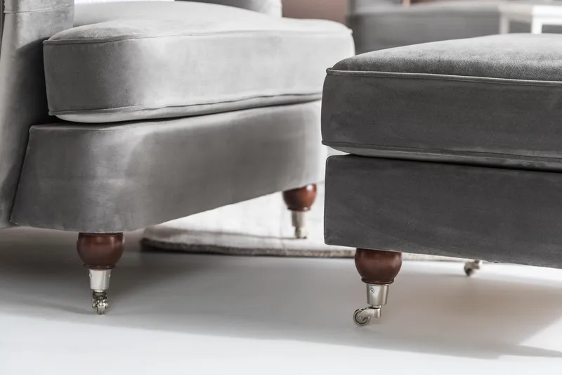 Nojatuoli jalkarahilla New Castle - Hopeanharmaa - Huonekalut - Tuoli & nojatuoli - Nojatuoli & lepotuoli - Howard-nojatuolit