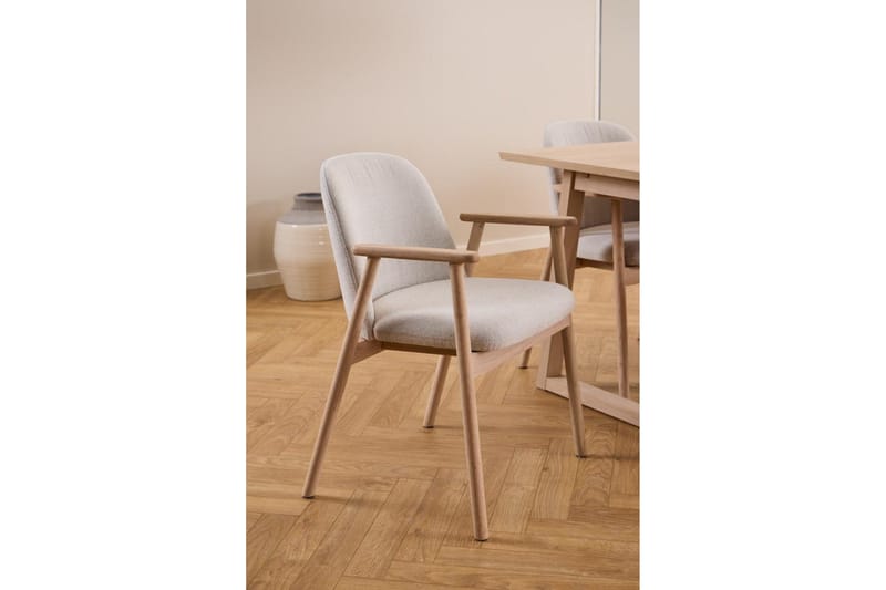 Reciclar Ruokatuoli bouclé-kankaalla ja tammisilla käsinojilla - Beige - Huonekalut - Tuoli & nojatuoli - Ruokapöydän tuolit