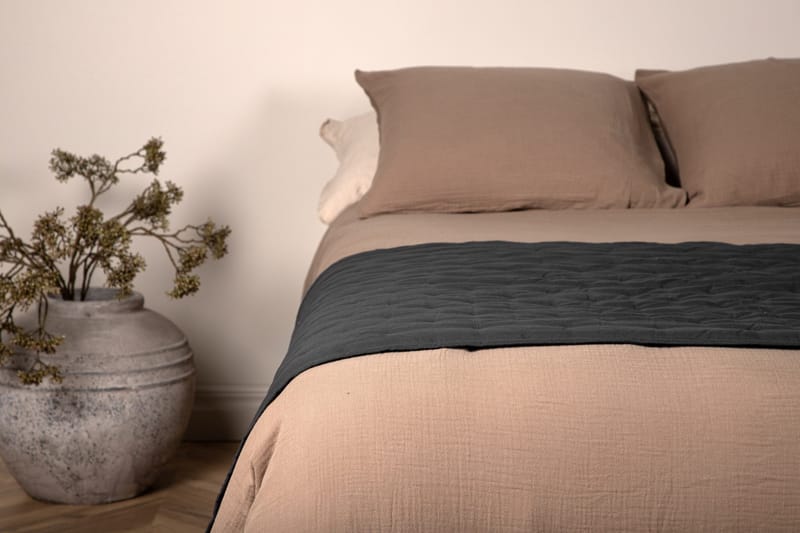 Päiväpeite Sally 80x260 cm - Antrasiitti - Kodintekstiilit & matot - Vuodevaatteet - Päiväpeitto - Yhden hengen sängyn päiväpeitto