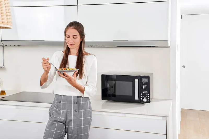 Mikroaaltouuni Black+Decker Digitaalinen 900W 23L Musta - Musta - Kotitalous - Keittiökoneet - Lämmittäminen & keittäminen - Mikroaaltouuni