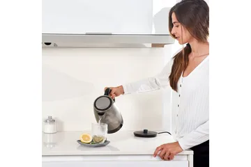 Vedenkeitin Black+Decker 2200W 1,7L Harjattu ruostumaton teräs - Hopea - Kotitalous - Keittiökoneet - Lämmittäminen & keittäminen - Vedenkeitin