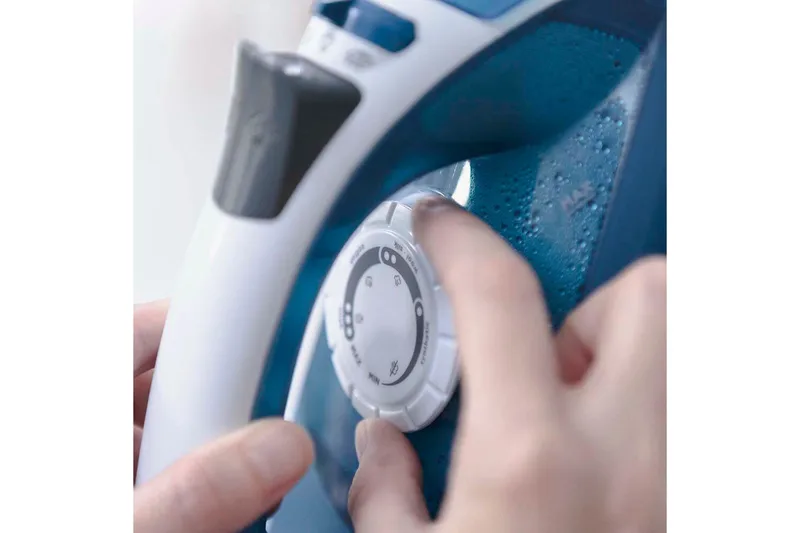 Höyrysilitysrauta Black+Decker 2200W Sininen - Sininen||Musta - Kotitalous - Siivous & vaatehuolto - Vaatehuolto - Höyrysilitysrauta & höyryasema