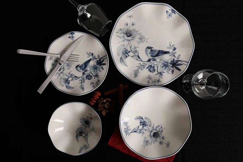 Mathura Astiasto, Monivärinen