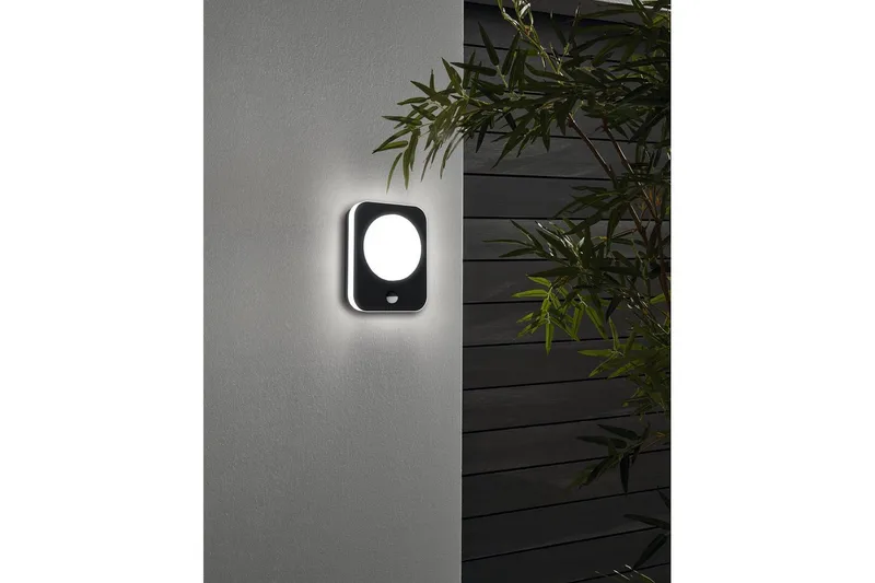 Seinälamppu Ulkovalaiseminen Eglo Madriz liiketunnistimella - Musta/Valkoinen - Piha & ulkoaltaat - Piha-alue - Sisäänkäynti - Sisäänkäynnin valaistus