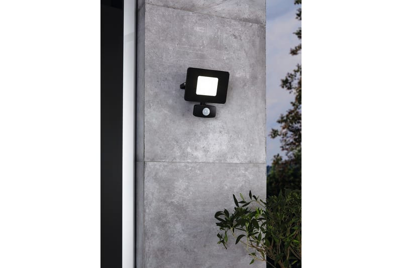 Seinäsuuntavalaisin Ulkovalaiseminen Eglo Faedo 3 liiketunnistimella 20W, Musta - Musta - Piha & ulkoaltaat - Piha-alue - Sisäänkäynti - Sisäänkäynnin valaistus