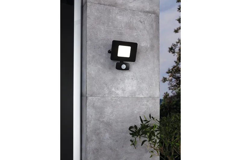 Seinäsuuntavalaisin Ulkovalaiseminen Eglo Faedo 3 liiketunnistimella 20W, Musta - Musta - Piha & ulkoaltaat - Piha-alue - Sisäänkäynti - Sisäänkäynnin valaistus