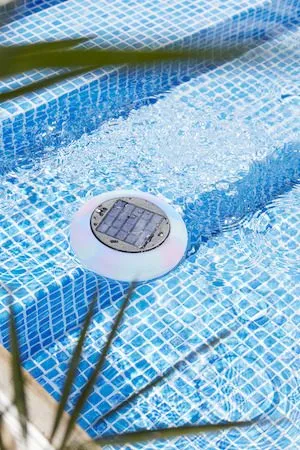 Pool light -aurinkokennokoriste 19 cm, valkoinen monivärisellä valolla