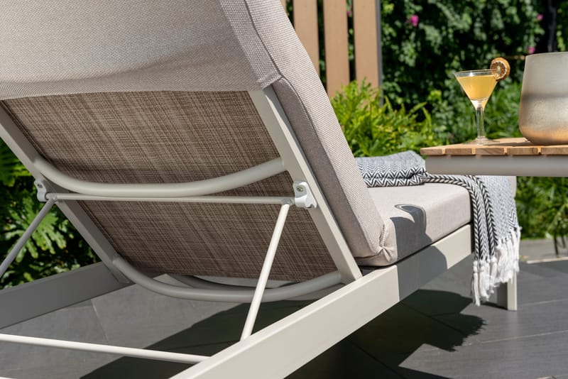 Portals Ulkosetti aurinkovuode + C-muotoinen sivupöytä - Beige/Puu - Puutarhakalusteet - Puutarhatuoli - Aurinkotuoli