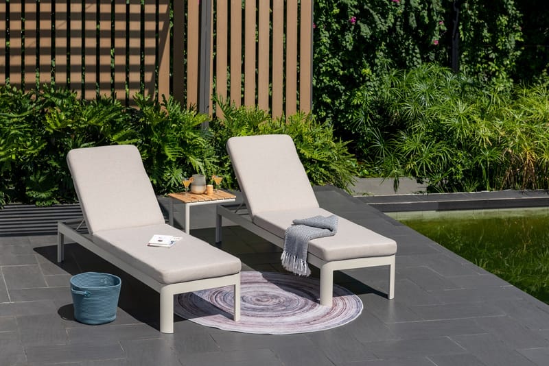 Portals Ulkosetti aurinkovuode + C-muotoinen sivupöytä - Beige/Puu - Puutarhakalusteet - Puutarhatuoli - Aurinkotuoli