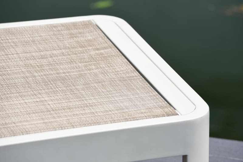 Portals Ulkosetti aurinkovuode + C-muotoinen sivupöytä - Beige/Puu - Puutarhakalusteet - Puutarhatuoli - Aurinkotuoli