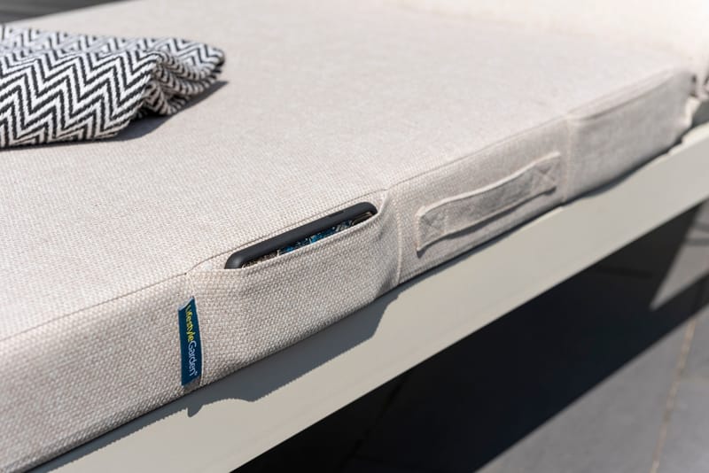 Portals Ulkosetti aurinkovuode + C-muotoinen sivupöytä - Beige/Puu - Puutarhakalusteet - Puutarhatuoli - Aurinkotuoli