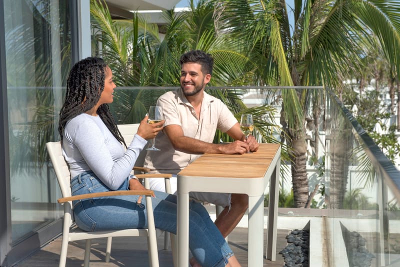 Portals Parvekesetti pöytä + 2 carver-tuolia - Vaalea ecru/Korallihiekka - Puutarhakalusteet - Parveke - Parvekekalusteet - Parvekesetti