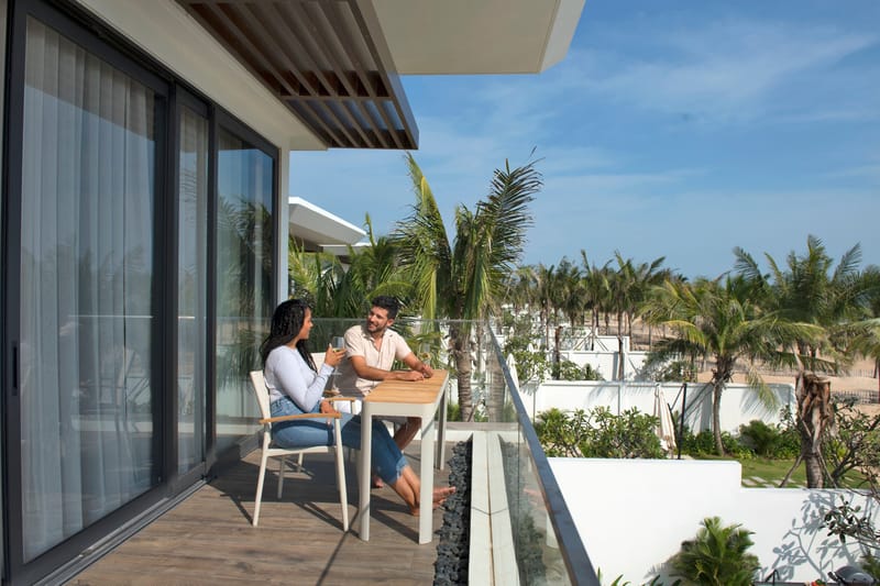 Portals Parvekesetti pöytä + 2 carver-tuolia - Vaalea ecru/Korallihiekka - Puutarhakalusteet - Parveke - Parvekekalusteet - Parvekesetti