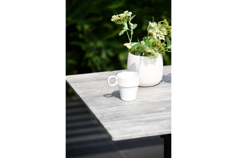 Ulkomöbeliryhmä Lifestyle Garden Solana bistro pöytä + 2 x pinottava tuoli - Puutarhakalusteet - Parveke - Parvekekalusteet - Parvekesetti