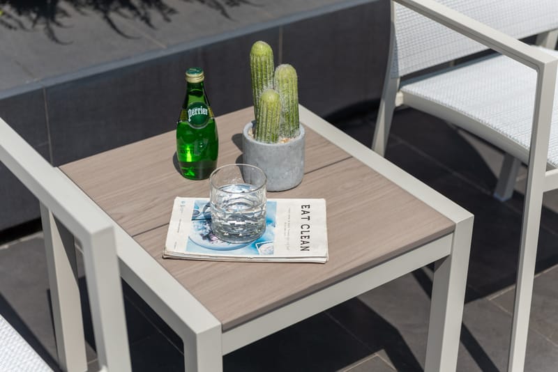 Urbanite Ulkosetti sivupöytä + 2 carver-tuolia - Vaaleanharmaa - Puutarhakalusteet - Parveke - Parvekekalusteet - Parvekesetti