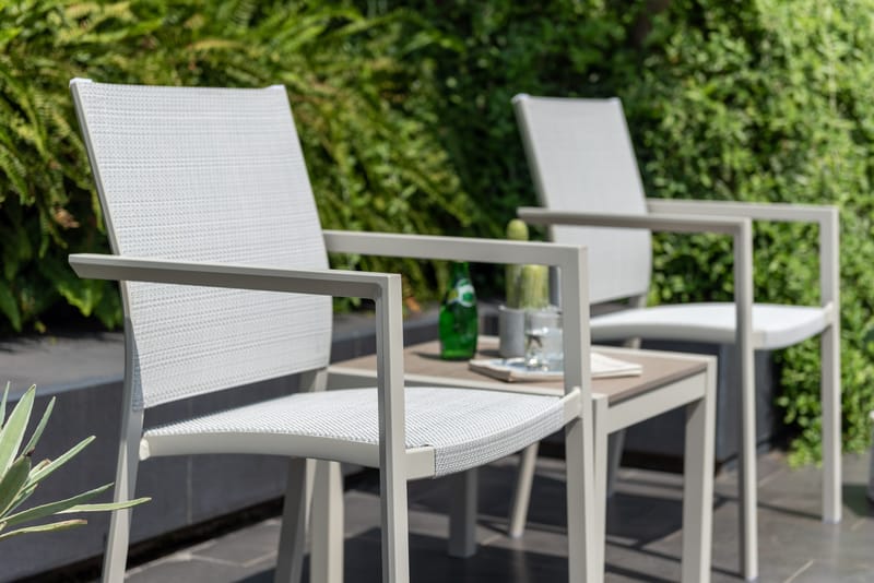 Urbanite Ulkosetti sivupöytä + 2 carver-tuolia - Vaaleanharmaa - Puutarhakalusteet - Parveke - Parvekekalusteet - Parvekesetti