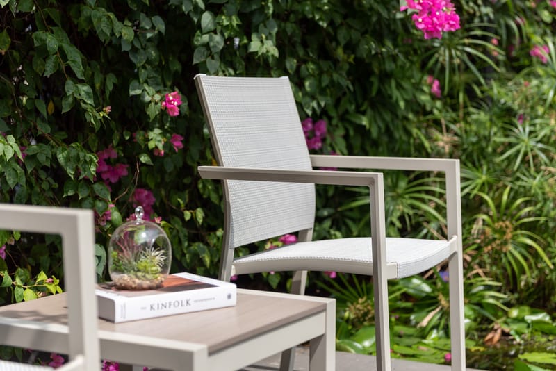 Urbanite Ulkosetti sivupöytä + 2 carver-tuolia - Vaaleanharmaa - Puutarhakalusteet - Parveke - Parvekekalusteet - Parvekesetti