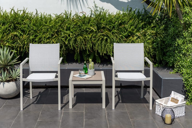 Urbanite Ulkosetti sivupöytä + 2 carver-tuolia - Vaaleanharmaa - Puutarhakalusteet - Parveke - Parvekekalusteet - Parvekesetti