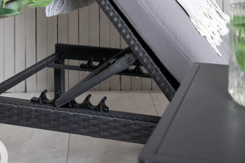 Aurinkosänky Bilbao pehmusteella - Musta/Harmaa - Puutarhakalusteet - Puutarhatuoli - Aurinkosänky & aurinkovaunu