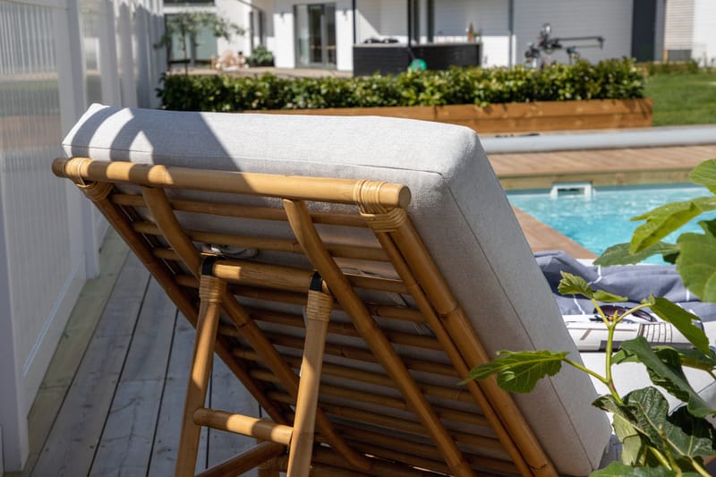 Aurinkosänky Cane pehmusteella/Vaalean - Ruskea/Vaaleanharmaa - Puutarhakalusteet - Puutarhatuoli - Aurinkosänky & aurinkovaunu