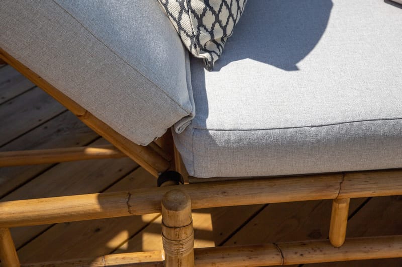 Aurinkosänky Cane pehmusteella/Vaalean - Ruskea/Vaaleanharmaa - Puutarhakalusteet - Puutarhatuoli - Aurinkosänky & aurinkovaunu