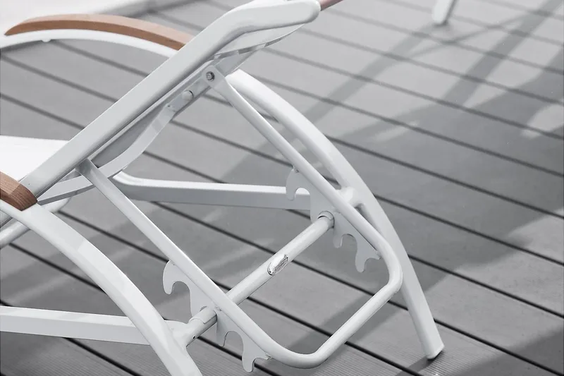 Aurinkosänky Nydala Valkoinen/Tiikki - Hillerstorp - Puutarhakalusteet - Puutarhatuoli - Aurinkosänky & aurinkovaunu