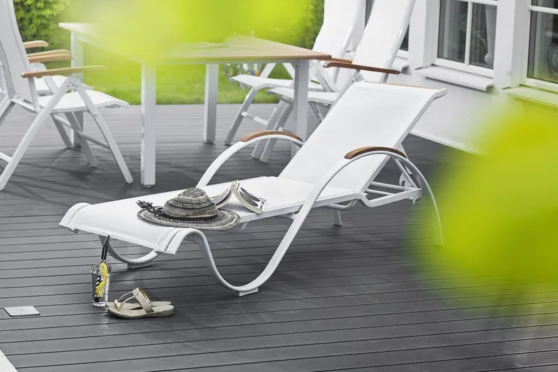 Aurinkosänky Nydala Valkoinen/Tiikki - Hillerstorp - Puutarhakalusteet - Puutarhatuoli - Aurinkosänky & aurinkovaunu