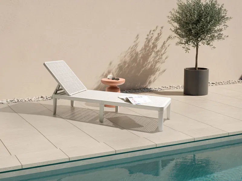 Aurinkotuoli ulos Ossimo, Harmaa