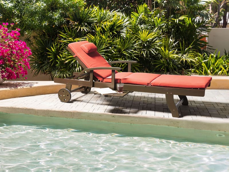 Aurinkotuoli ulos pehmusteella Amantea Premium II akaasiapuu - Ruskea/punainen - Puutarhakalusteet - Puutarhatuoli - Aurinkosänky & aurinkovaunu