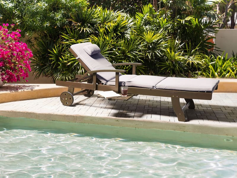 Aurinkotuoli ulos pehmusteella Amantea Premium II akaasiapuu - Ruskea/Harmaa - Puutarhakalusteet - Puutarhatuoli - Aurinkosänky & aurinkovaunu