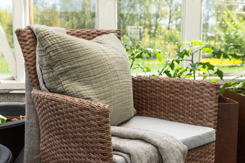 Käsinojallinen tuoli Malina - Ruskea - Puutarhakalusteet - Puutarhatuoli - Parveketuoli & taittotuoli ulos