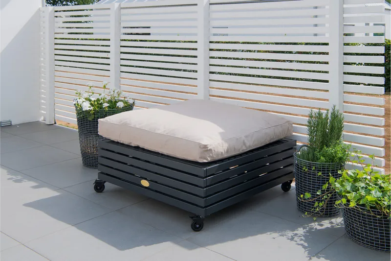 Divaani Bara Vara Harmaa, Hillerstorp