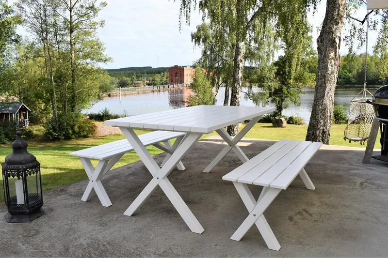 Scottsdale Ruokailuryhmä 150 cm + 2 Penkkiä 140 cm Valkoinen - KWA - Puutarhakalusteet - Terassipöydät - Piknikpöytä
