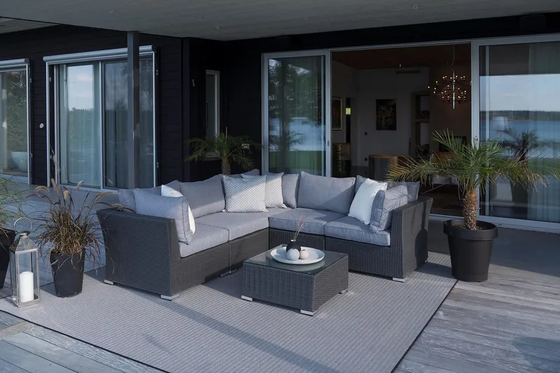 Hillerstorp Madison sohvapöytä ja loungepöytä ulkokäyttöön 64 cm polyrottinki/lasi - Musta - Puutarhakalusteet - Terassipöydät - Sohvapöytä ulos & loungepöytä