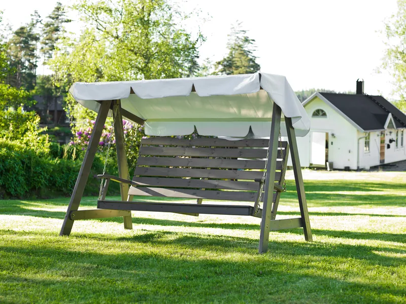 Hillerstorp Dalom -keinu - Harmaa - Puutarhakalusteet - Ulkosohva & puutarhapenkki - Pihakeinu & puutarhakeinu