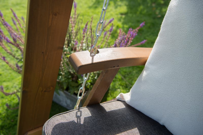 Hillerstorp Dalom -keinu - Ruskea - Puutarhakalusteet - Ulkosohva & puutarhapenkki - Pihakeinu & puutarhakeinu