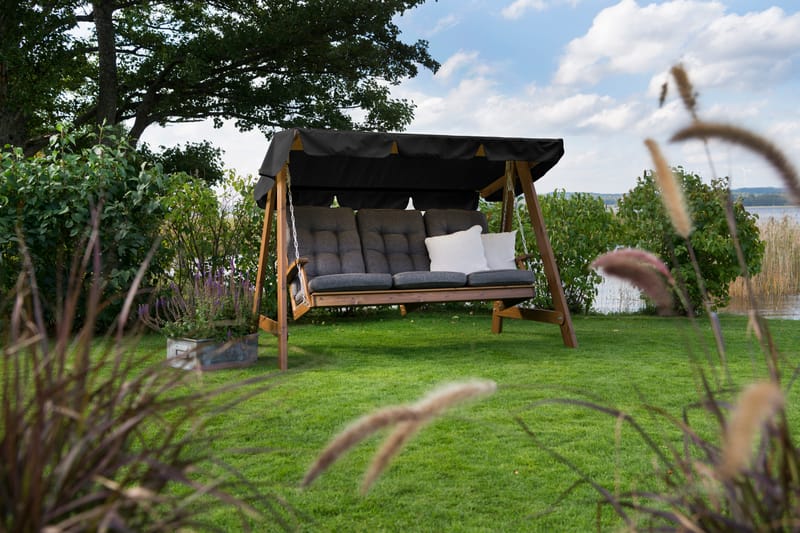 Hillerstorp Dalom -keinu - Ruskea - Puutarhakalusteet - Ulkosohva & puutarhapenkki - Pihakeinu & puutarhakeinu