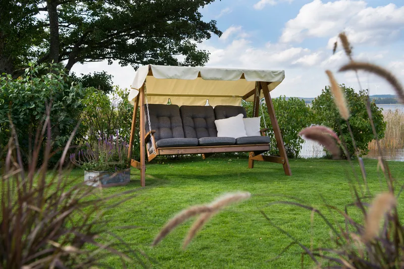 Hillerstorp Dalom -keinu - Ruskea - Puutarhakalusteet - Ulkosohva & puutarhapenkki - Pihakeinu & puutarhakeinu